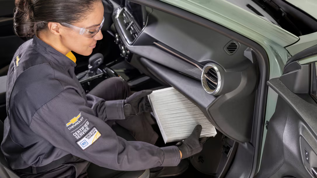 A express service technician changing the air filter